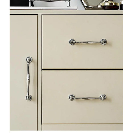 Luxe chromen grepen op beige kast, modern interieur hardware van Aurel luxery hardware