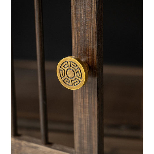 Gouden meubelknop met gravure op houten kast, luxe hardware voor modern interieur