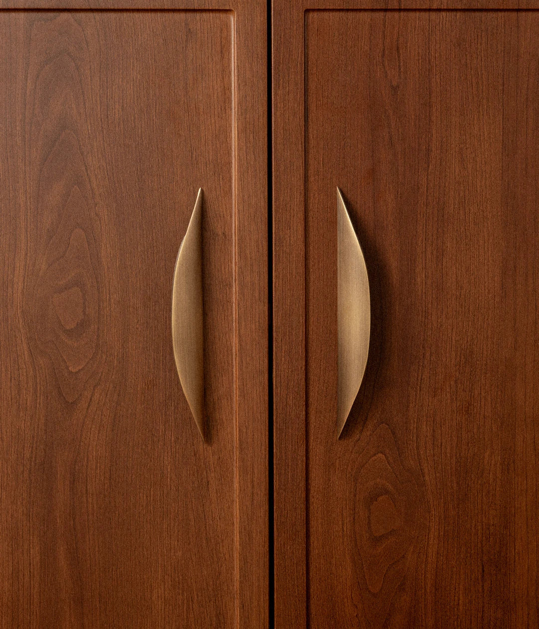 Luxe messing handgrepen op houten kastdeuren, Aurel hardware, modern en klassiek design