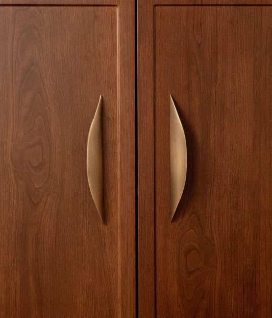 Luxe messing handgrepen op houten kastdeuren, Aurel hardware, modern en klassiek design