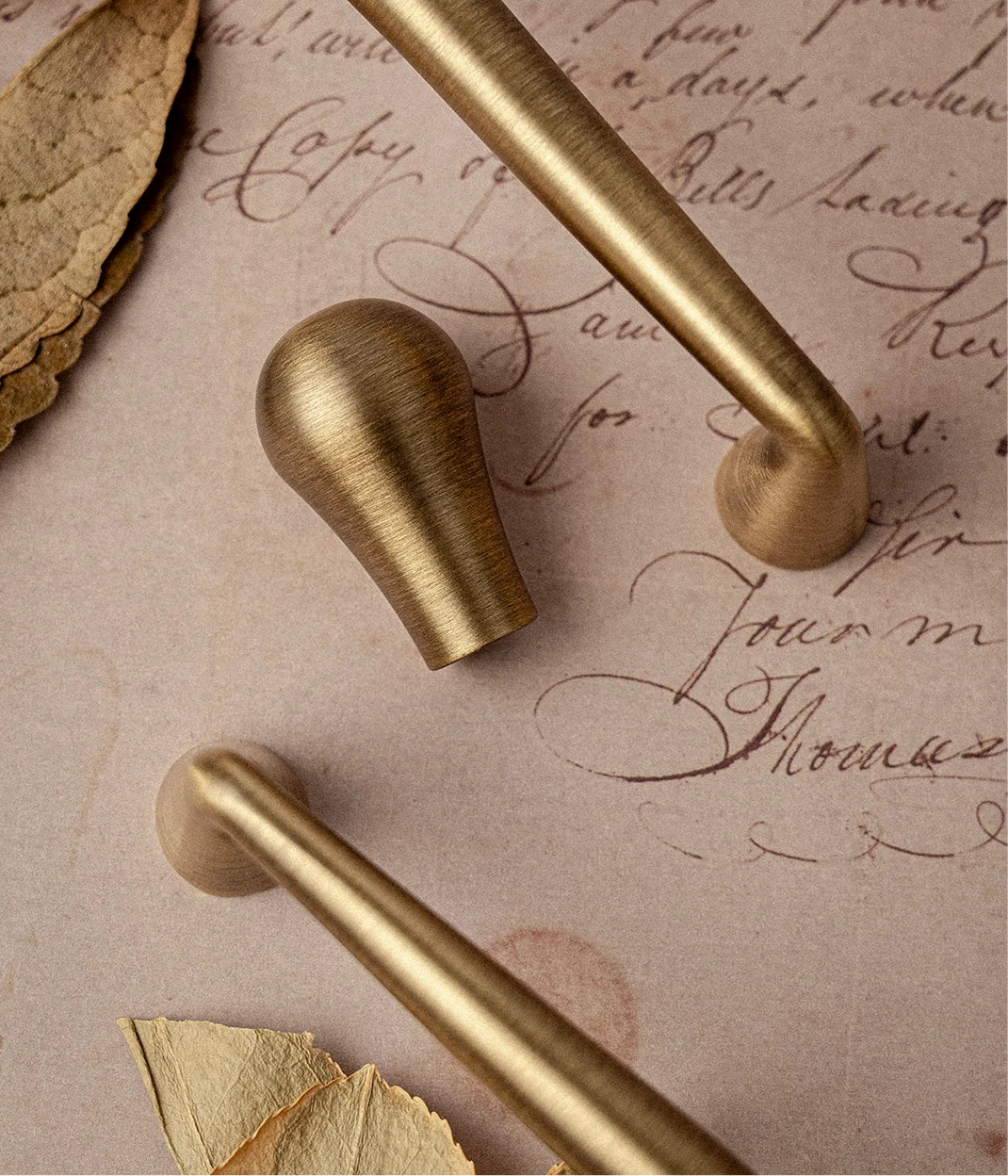 Messing knoppen en grepen van Aurel luxury hardware op antieke achtergrond