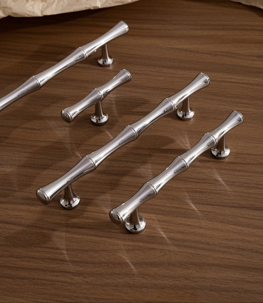 Chroomkleurige bamboe-design grepen op houten oppervlak, luxe meubelbeslag van Aurel