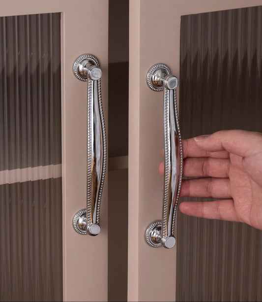Chroomkleurige luxe deurgrepen op beige kast met geribbeld glas, Aurel hardware