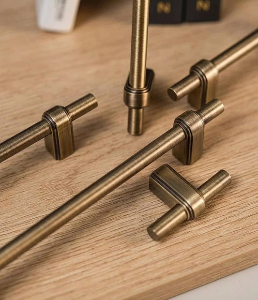Möbelgriffe und Schrankknöpfe in elegantem Bronze-Design