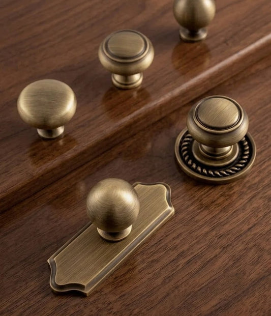 Möbelgriffe aus Bronze – klassischer Retro-Stil