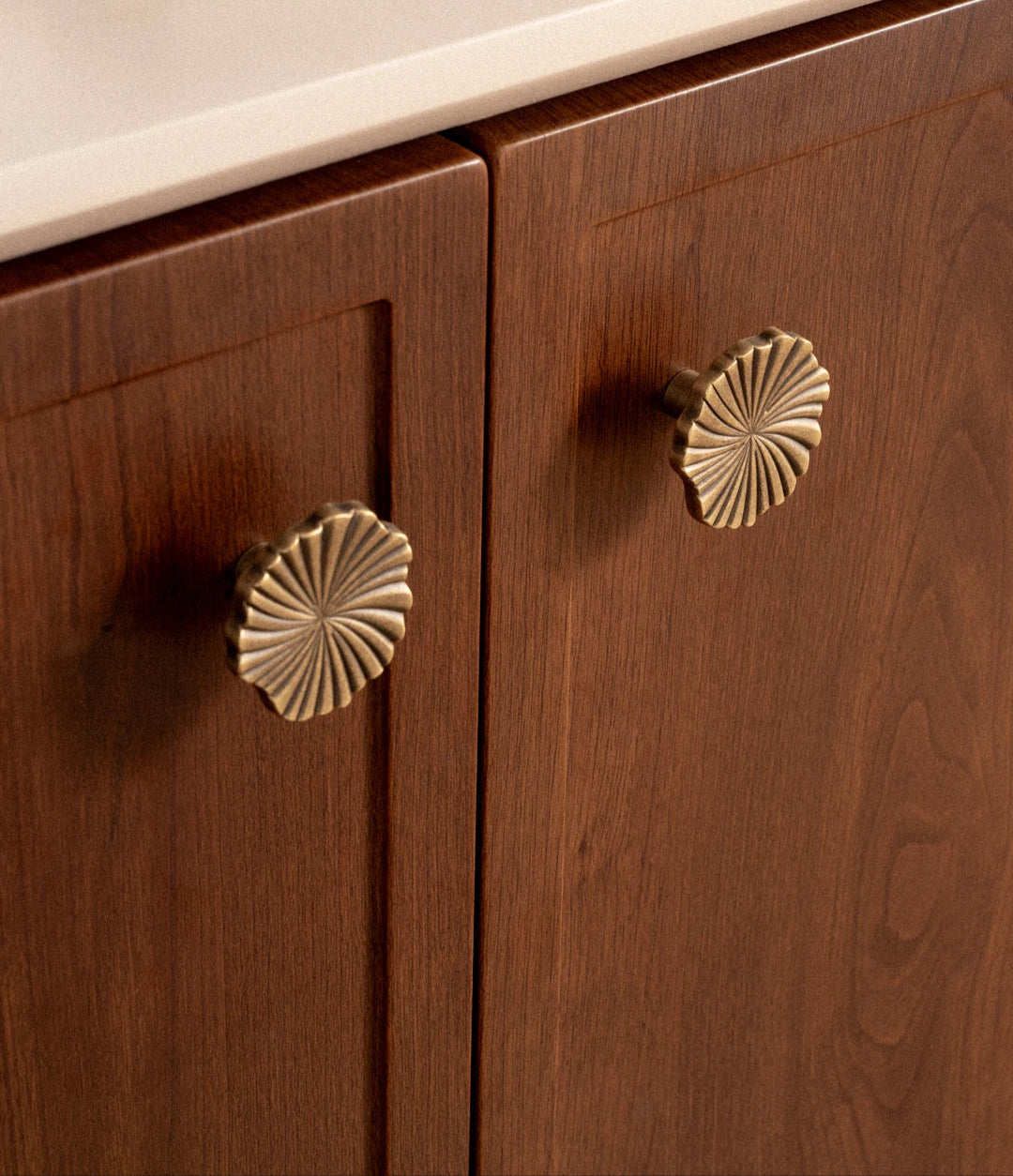 Gouden design knop op houten kastdeur, luxe hardware voor moderne en klassieke interieurs