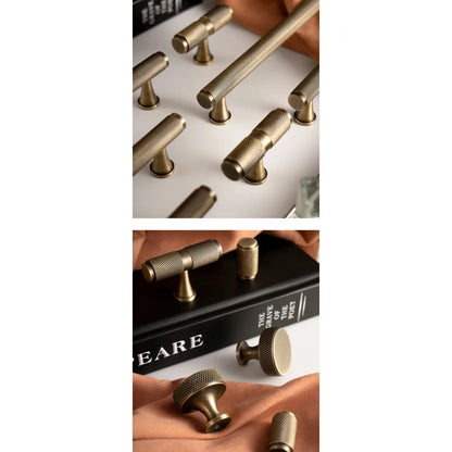 Matgouden knoppen en grepen met geribbeld patroon van Aurel luxury hardware, moderne uitstraling.