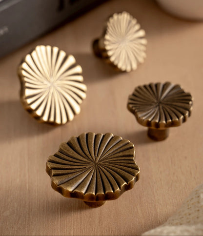 Bronzen kastknoppen met luxe reliëf op houten oppervlak, ideaal voor modern interieur