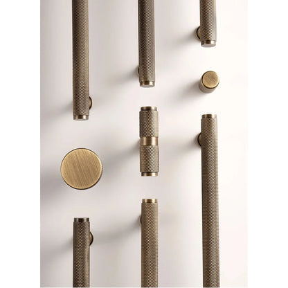 Messing knoppen en grepen met structuur, luxe interieur hardware op witte achtergrond