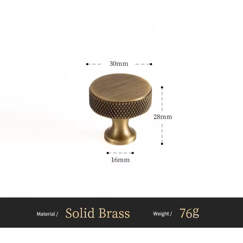 Massieve messing kastknop, Aurel luxury hardware, afmetingen 30mm x 28mm, modern design