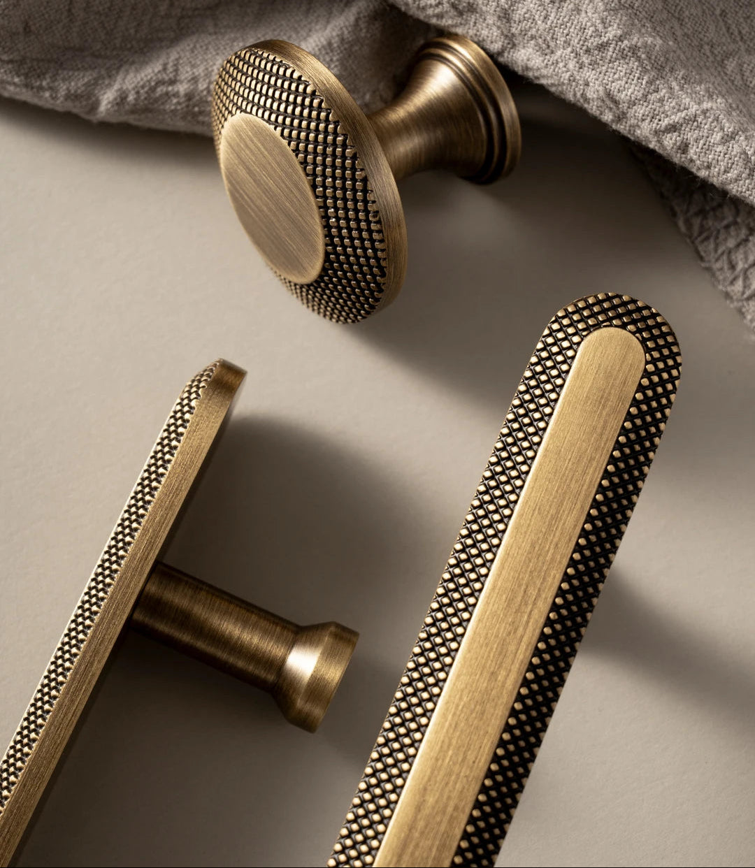 Antieke Messing T-Bar Kastgrepen met Knurled Grid – Vintage Bronzen Keukenaccessoires