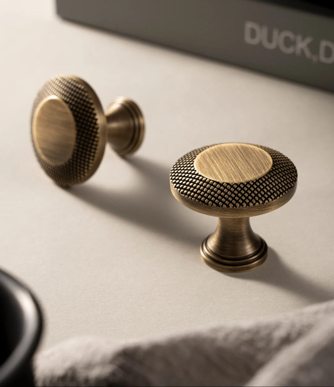 Antieke Messing T-Bar Kastgrepen met Knurled Grid – Vintage Bronzen Keukenaccessoires