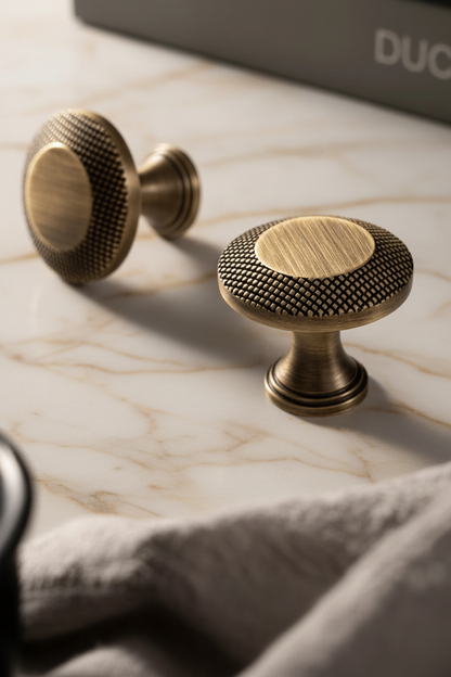 Antieke Messing T-Bar Kastgrepen met Brons motief – Vintage Bronzen Kastknoppen