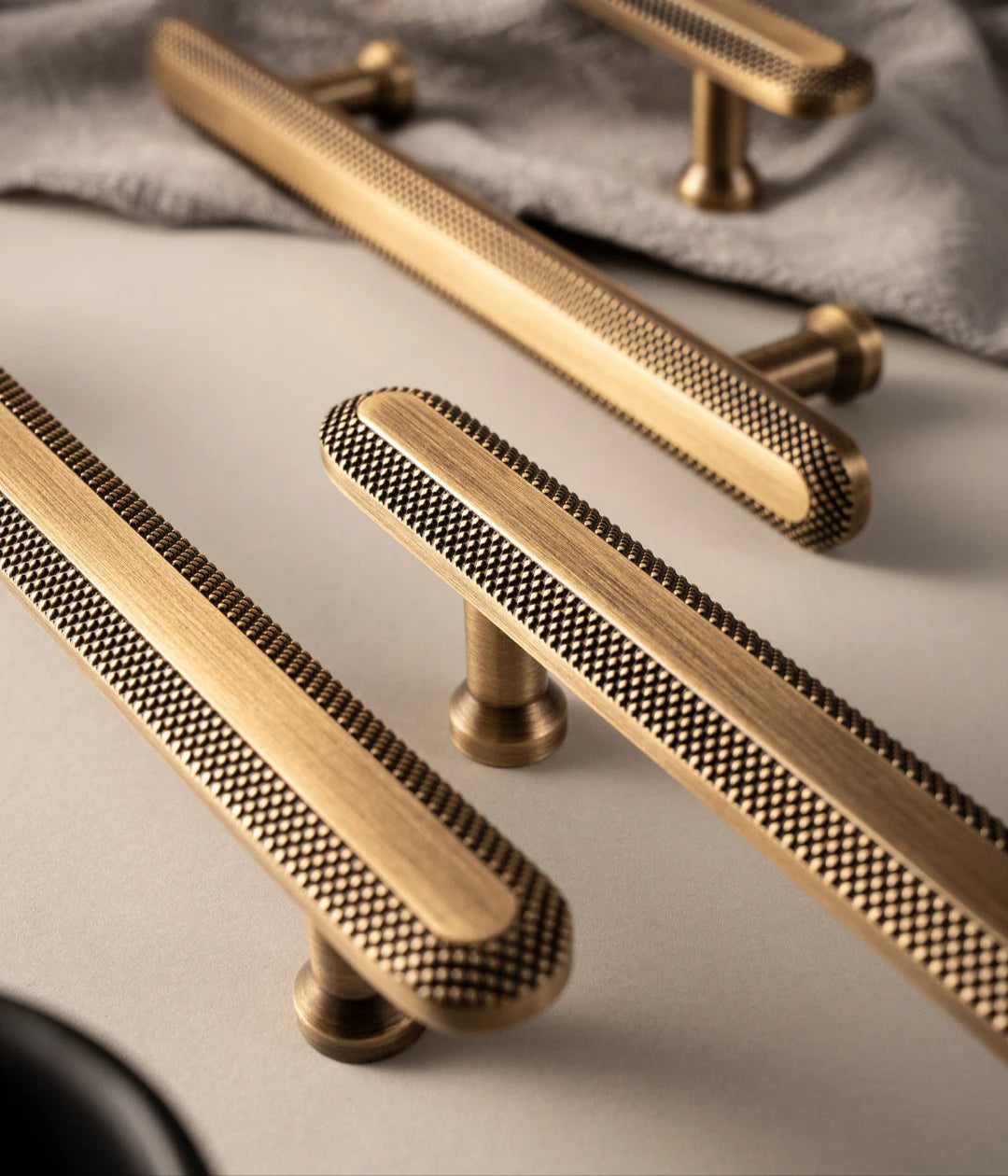 Antieke Messing T-Bar Kastgrepen met Knurled Grid – Vintage Bronzen Keukenaccessoires