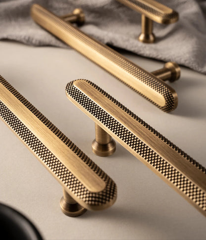 Antieke Messing T-Bar Kastgrepen met Knurled Grid – Vintage Bronzen Keukenaccessoires