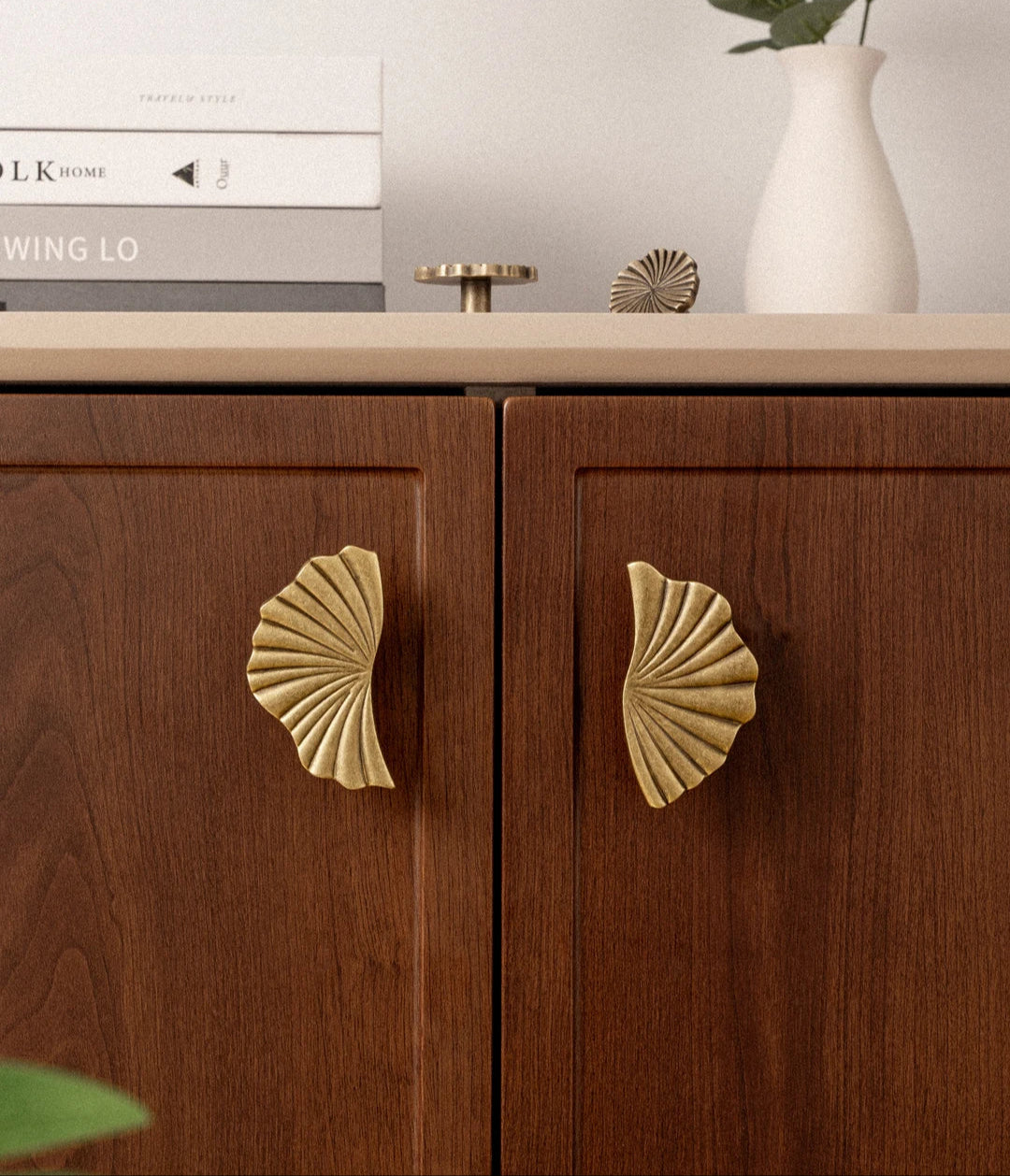 Gouden kastknoppen op houten kast, modern design, Aurel luxury hardware interieuraccessoire