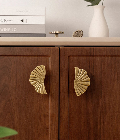 Gouden kastknoppen op houten kast, modern design, Aurel luxury hardware interieuraccessoire