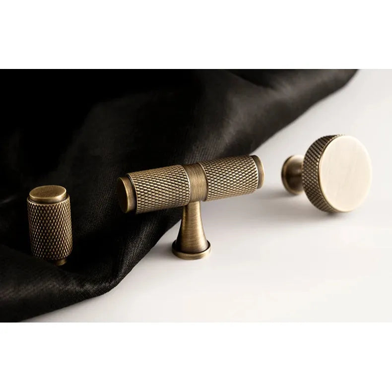 Gouden Aurel luxe kastknoppen en grepen van metaal op zwarte stof, modern klassiek design