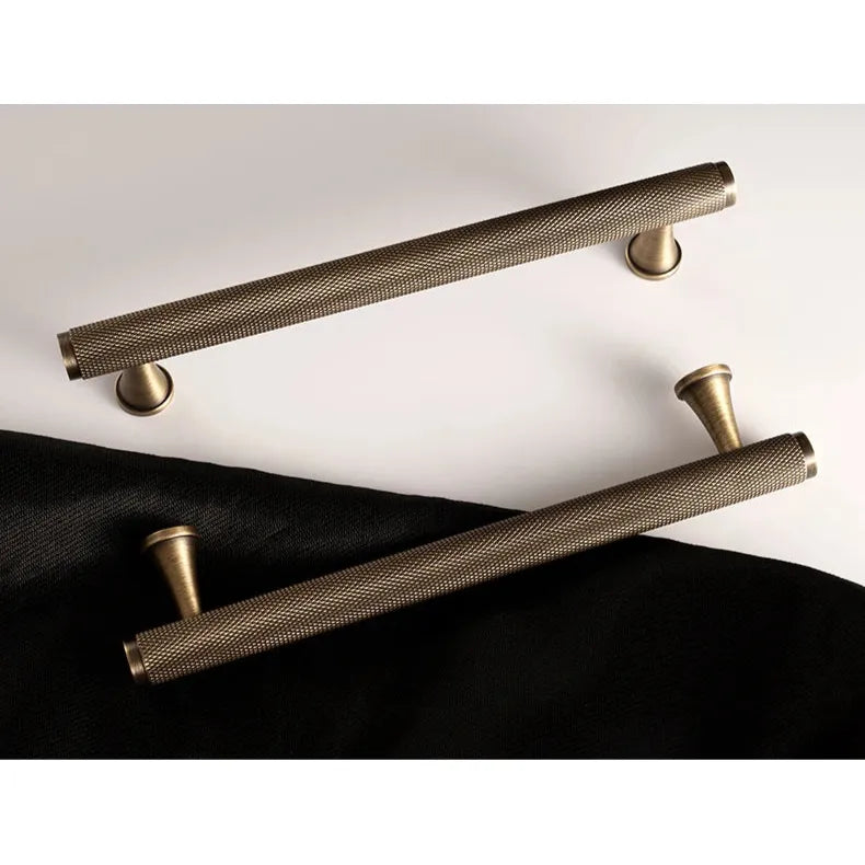 Luxe messing geborstelde kastgrepen met knurled patroon op witte en zwarte ondergrond, Aurel hardware